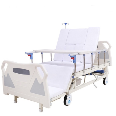 Das 4 Gießmaschinen-drehen elektrisches Krankenhaus-Bett mit Seitenschienen um